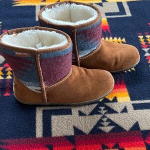 Minnetonka shearling boots, size 6